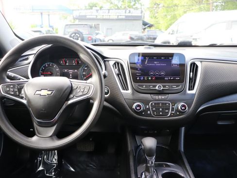 Used 2025 Chevrolet Malibu LT FWD image 17