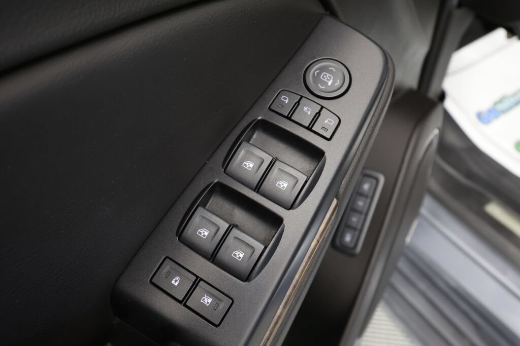 Used 2018 Chevrolet Suburban LT w/ Luxury Package RWD image 31