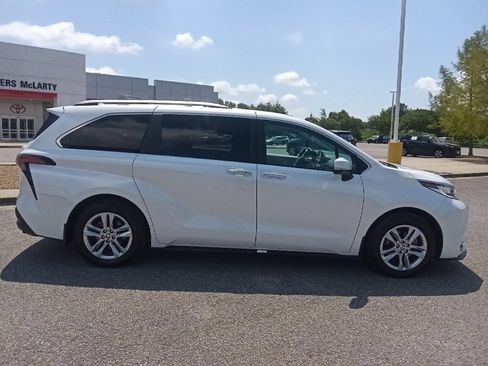 Used 2024 Toyota Sienna Limited FWD image 2