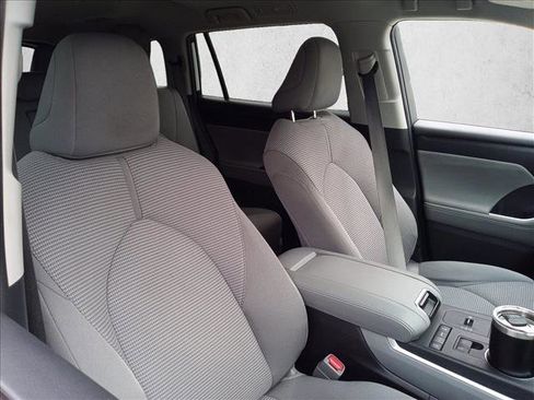 Used 2022 Toyota Highlander LE FWD image 15