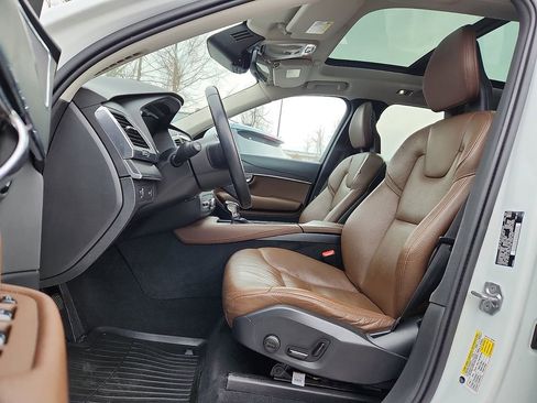 Used 2020 Volvo XC90 T6 Momentum w/ Protection Package Premier image 13