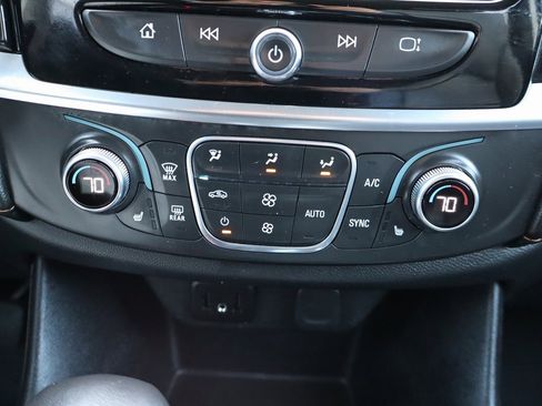 Used 2021 Chevrolet Traverse LT image 14