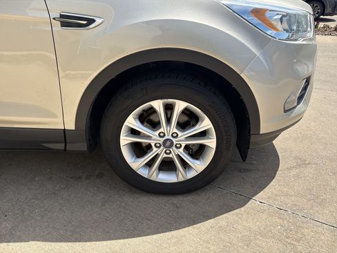 Used 2017 Ford Escape SE w/ Equipment Group 201A FWD image 11