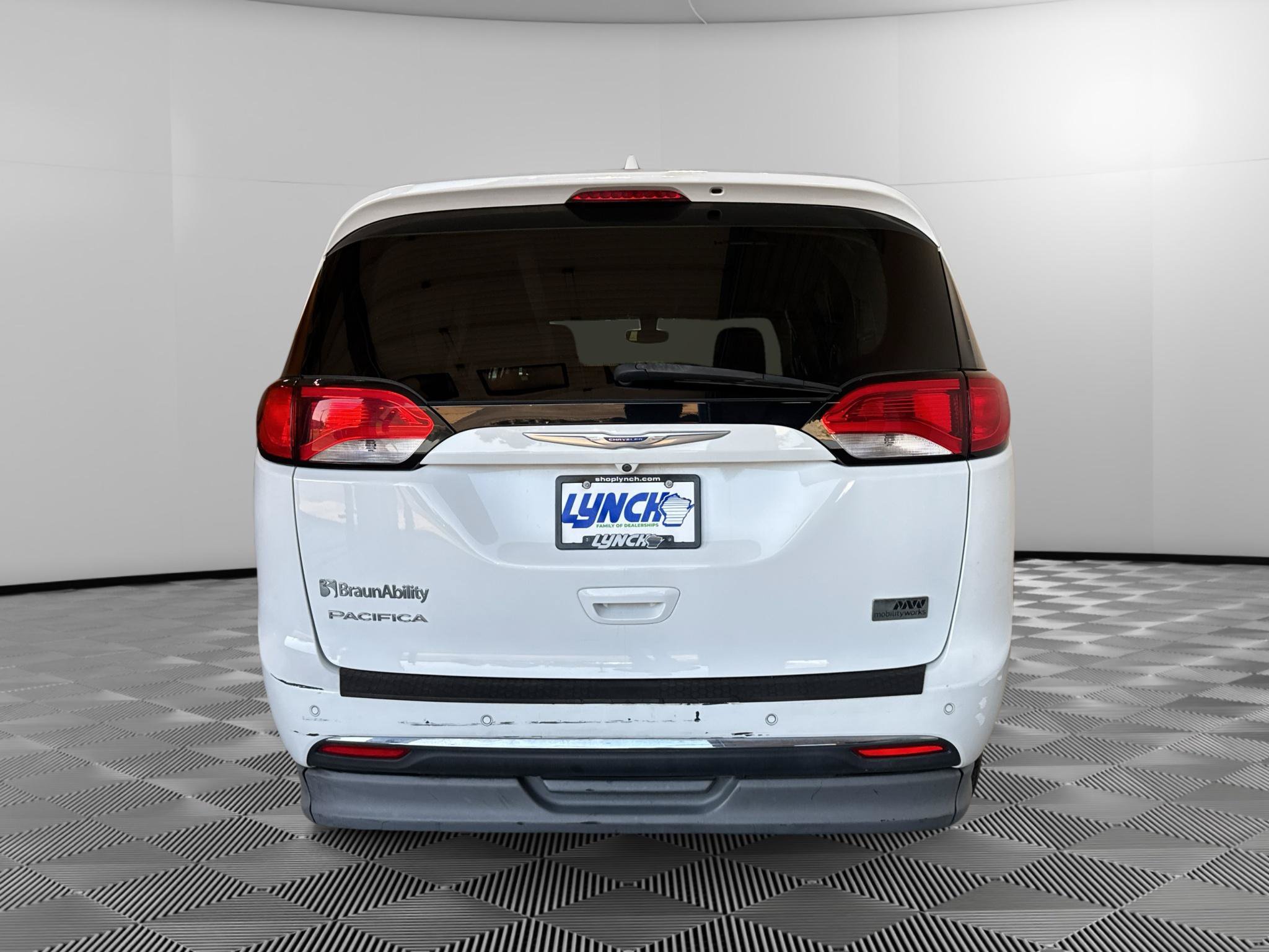 Used 2020 Chrysler Pacifica Touring-L FWD image 4