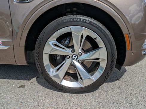 Used 2018 Bentley Bentayga image 11