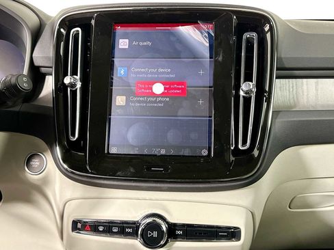 Certified 2025 Volvo XC40 B5 Plus w/ Protection Package Premier image 13