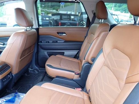 Used 2023 Nissan Pathfinder Platinum AWD/4WD image 12
