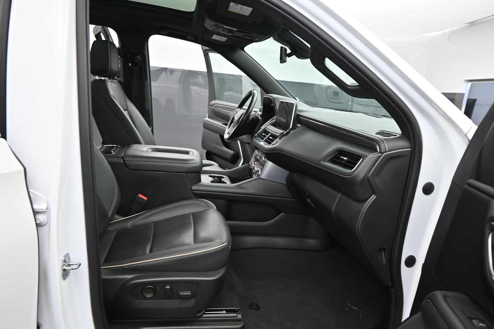 Used 2022 GMC Yukon XL SLT w/ SLT Premium Package AWD/4WD image 18