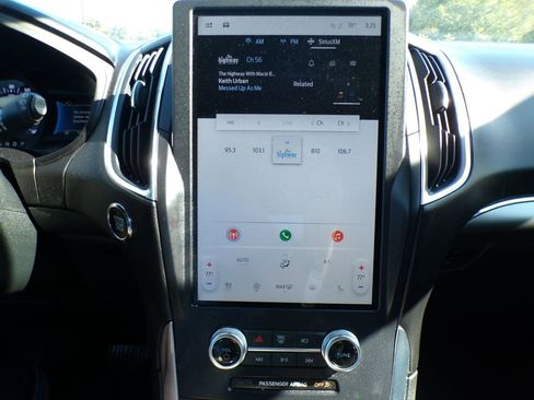 Used 2024 Ford Edge Titanium image 19