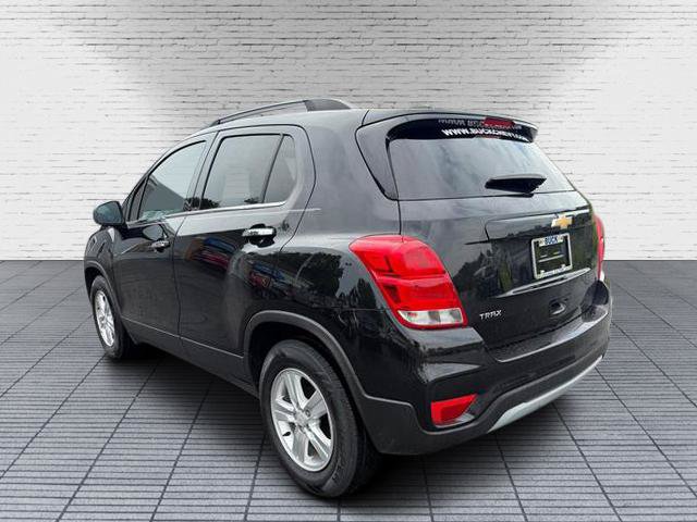 Used 2020 Chevrolet Trax LT w/ LT Convenience Package FWD image 2