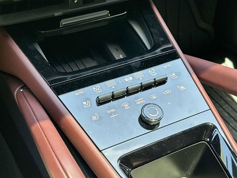 Certified 2025 Porsche Cayenne Coupe AWD/4WD image 28