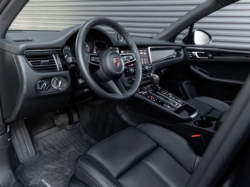 Certified 2025 Porsche Macan image 4