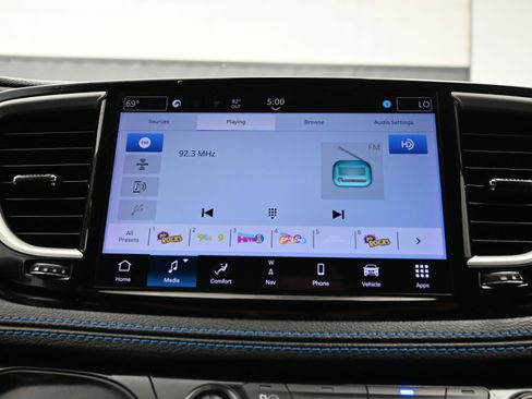 Used 2021 Chrysler Pacifica Touring-L image 28