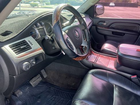 Used 2010 Cadillac Escalade Premium image 19
