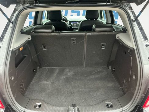 Used 2022 Chevrolet Trax LT w/ Midnight Edition image 17