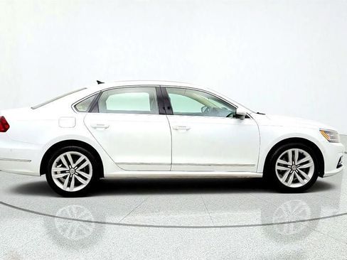 Used 2017 Volkswagen Passat 3.6 SEL Premium FWD image 4