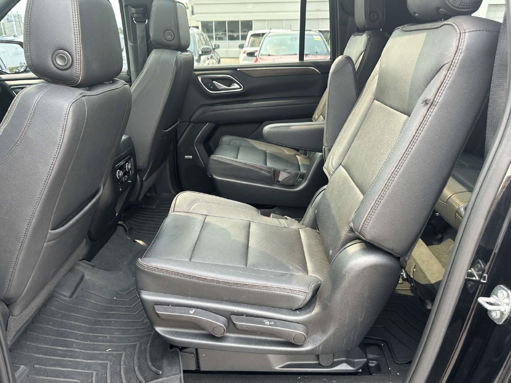 Used 2023 Chevrolet Suburban High Country w/ Premium Package 2 AWD/4WD image 13
