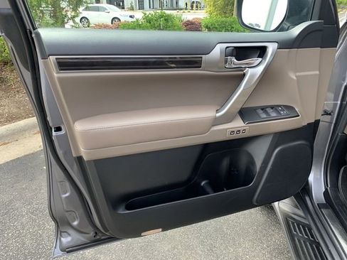 Used 2023 Lexus GX 460 Premium w/ Premium Package image 17