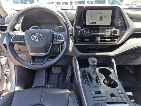 Certified 2025 Toyota Highlander XLE AWD/4WD image 18