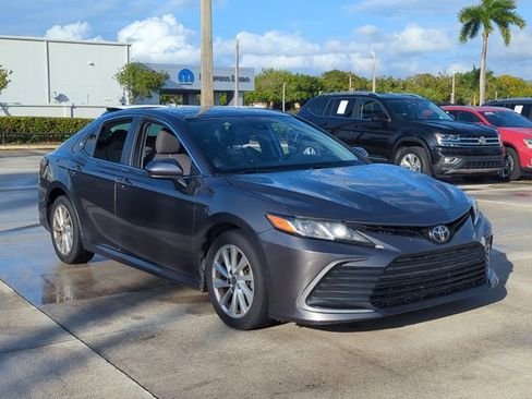 Used 2021 Toyota Camry LE image 3