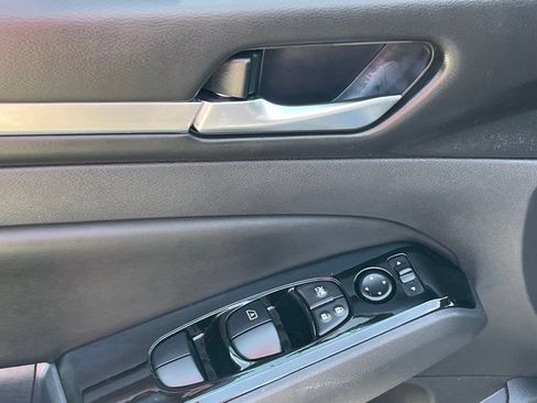 Used 2024 Nissan Altima 2.5 SR w/ SR Premium Package FWD image 11