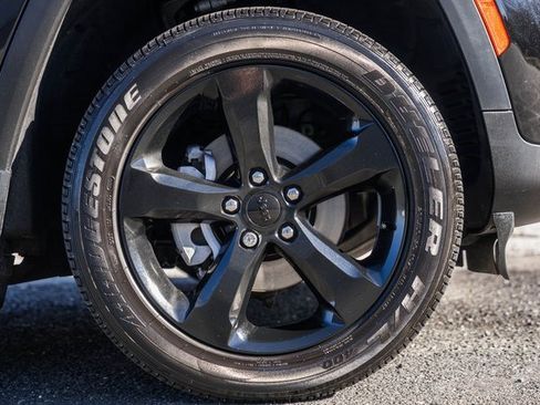 Used 2025 Jeep Grand Cherokee Altitude image 16