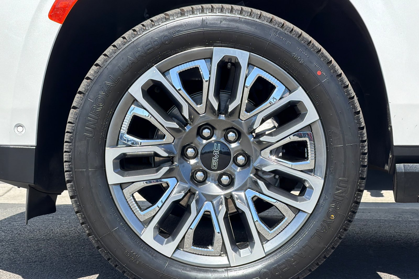 Used 2024 GMC Yukon Denali Ultimate AWD/4WD image 28