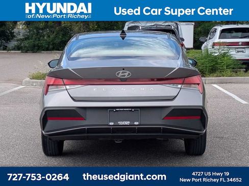 Used 2024 Hyundai Elantra SE FWD image 4