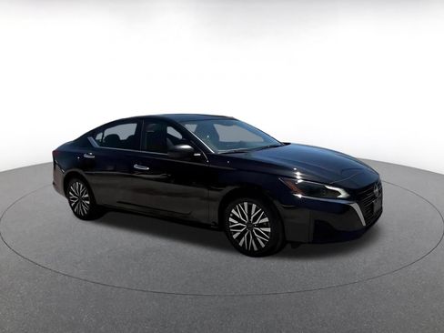Used 2025 Nissan Altima 2.5 SV FWD image 2