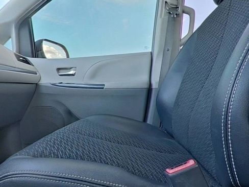 Used 2014 Toyota Sienna SE w/ SE Premium Package w/Entune FWD image 28