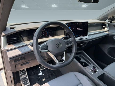 Used 2025 Volkswagen Tiguan SE R-Line FWD image 4