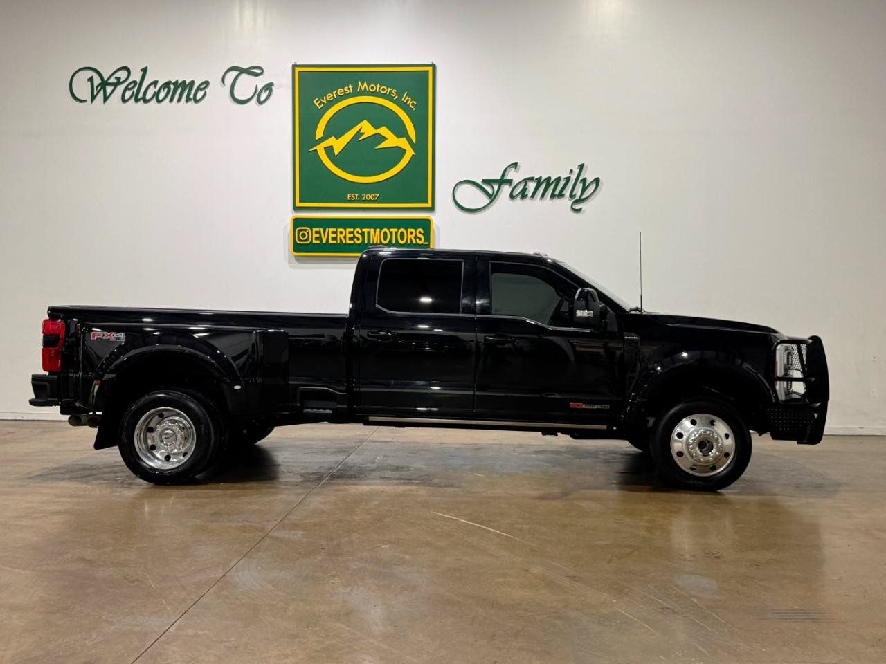 Used 2025 Ford F450 Platinum w/ FX4 Off-Road Package AWD/4WD image 2