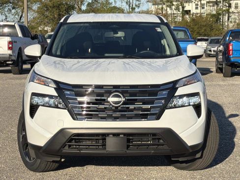 Used 2024 Nissan Rogue SV image 2