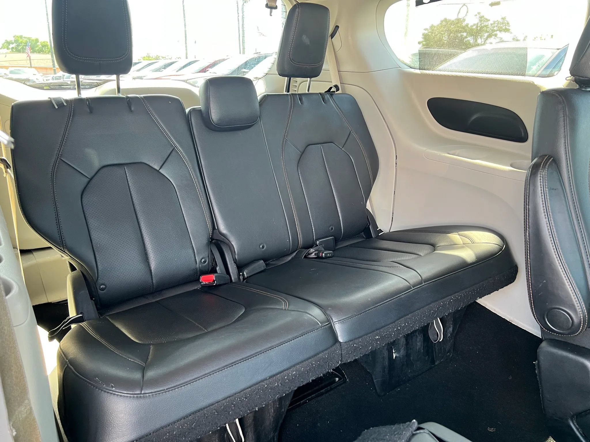 Used 2018 Chrysler Pacifica Touring-L FWD image 17