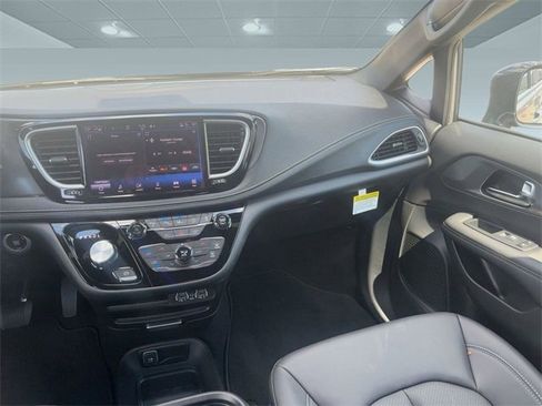 New 2025 Chrysler Pacifica Select image 25