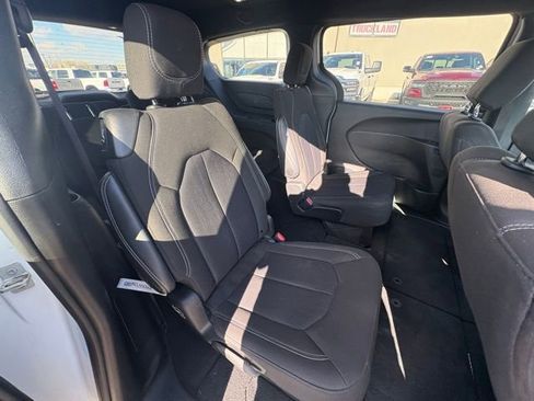 Certified 2023 Chrysler Pacifica Touring image 33