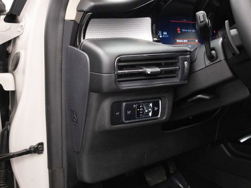 Used 2024 Lincoln Corsair AWD image 24