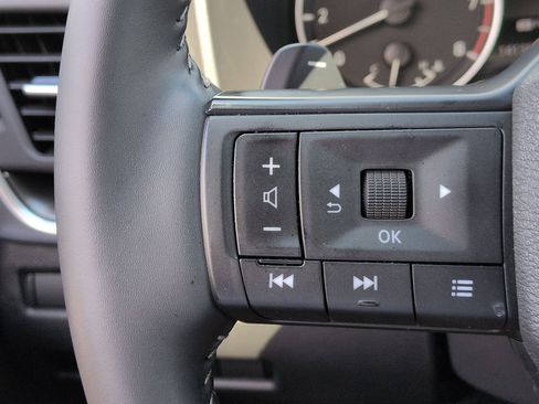 Used 2025 Nissan Rogue SV w/ SV Premium Package FWD image 18