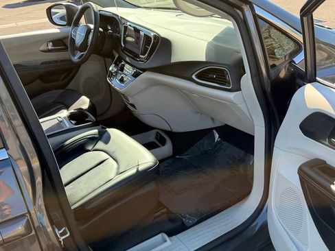 Used 2023 Chrysler Pacifica Touring-L FWD image 26