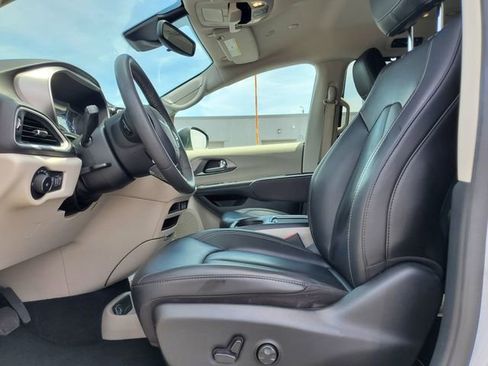 Used 2023 Chrysler Pacifica Touring-L FWD image 4