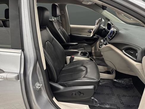 Used 2019 Chrysler Pacifica Limited image 31