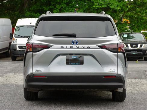 Used 2024 Toyota Sienna XLE FWD image 10