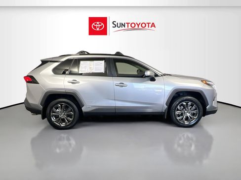 Used 2022 Toyota RAV4 XLE Premium image 2