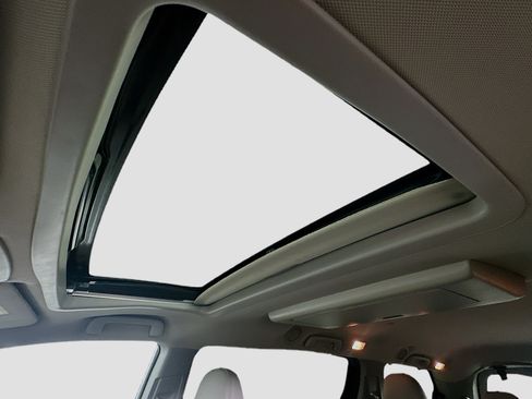 Used 2020 Toyota Sienna XLE Premium FWD image 25