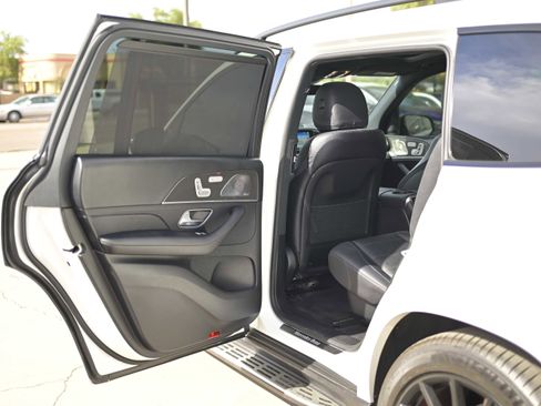 Used 2022 Mercedes-Benz GLS 580 4MATIC image 9