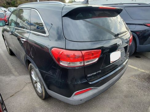 Used 2017 Kia Sorento LX w/ LX Convenience Package image 8