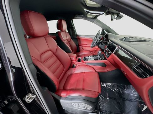 Certified 2025 Porsche Macan AWD/4WD image 28