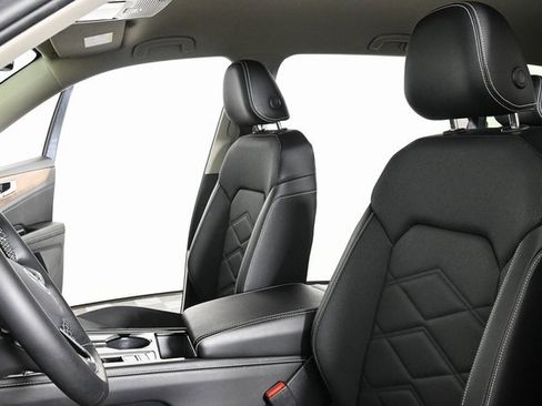 Certified 2025 Volkswagen Atlas SE image 4