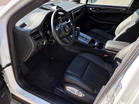 Certified 2025 Porsche Macan image 19