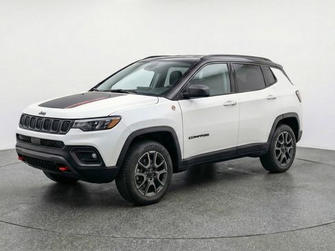 Used 2025 Jeep Compass Trailhawk AWD/4WD image 3